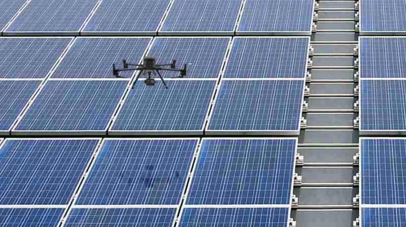 冰球突破以无人机搭配IR Sensor热显像技术进行全方面模块健检，，有效降低人力成本并提升发电量