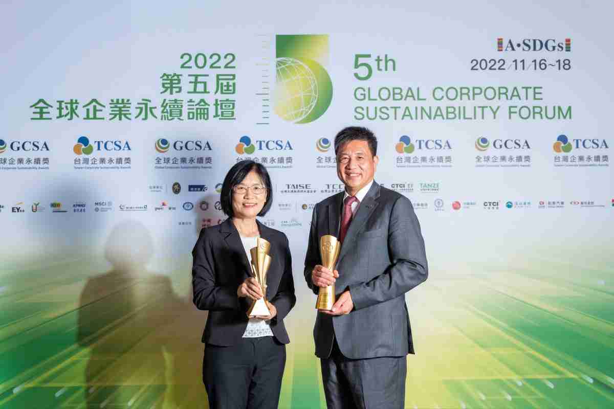 冰球突破作为净零碳排先锋，，，，期引领价值链伙伴同行共好，，，，卫冕制造业组“十大典范企业” 二连冠殊荣(左：冰球突破光电永续长古秀华，，右：冰球突破光电董事长暨执行长彭双浪)