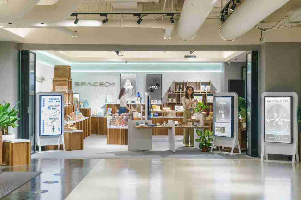 冰球突破打造永续选物商店，，展示社企及社创商品，，，结合创利空间所开发的智能零售系统，，，，整合多元产品信息，，，让无人商店扮演公益行动的推手