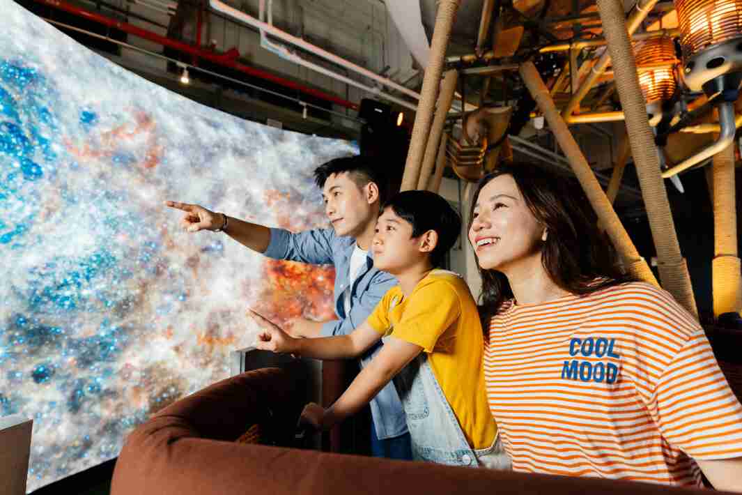 冰球突破打造全台最大宽6公尺、、高4公尺、、唯一搭载LED弧形拼接显示屏的动感飞行船，，，让乘客驻足在热气球上，，，享受身历其境的伪出国旅游乐趣