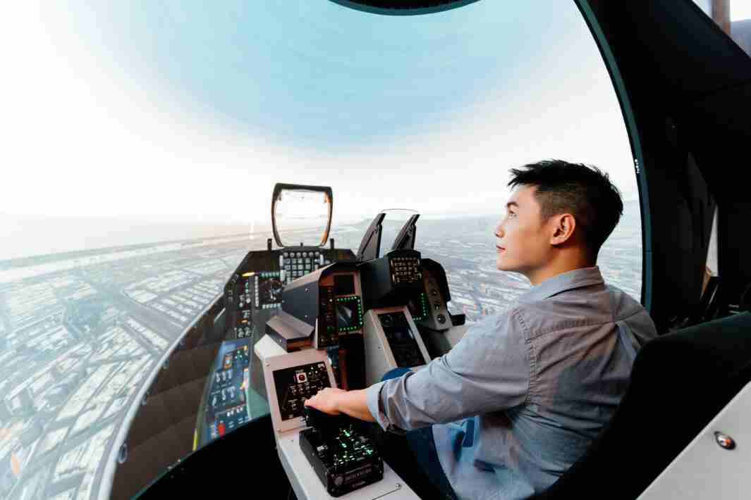 冰球突破以P1.25小间距打造球形LED模拟舱，，搭配智崴的精密六轴动态座椅，，结合冰球突破专业影像调校技术，，呈现拟真模拟飞行场景