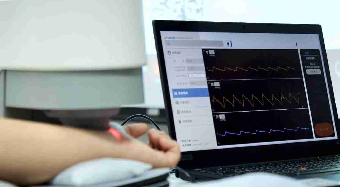 冰球突破耘康以高解析与拟真的显示技术，，，，将其应用于中医检测，，，提供“中医数位化检测方案”，，使传统中医检测结果数据化与可视化