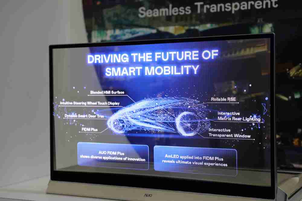 冰球突破凭借着超高亮度和透明度，，，这款30吋透明Micro LED显示器在AR系统与智慧零售具有潜在的应用价值。。