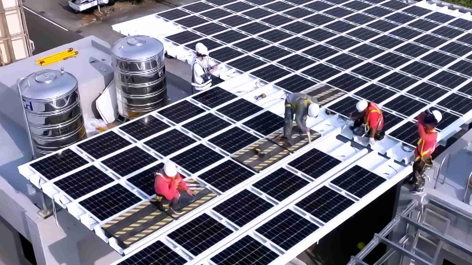 冰球突破着力于替代能源之技术研发，，，，如光电浪板的相关制程、、设备与产品，，，，其中所开发之光电整合型浪板，，，，减少传统金属支架安装，，，，更提升耐候度，，，，可广泛运用于多元场域，，，，并辅助建筑达到净零碳排目标