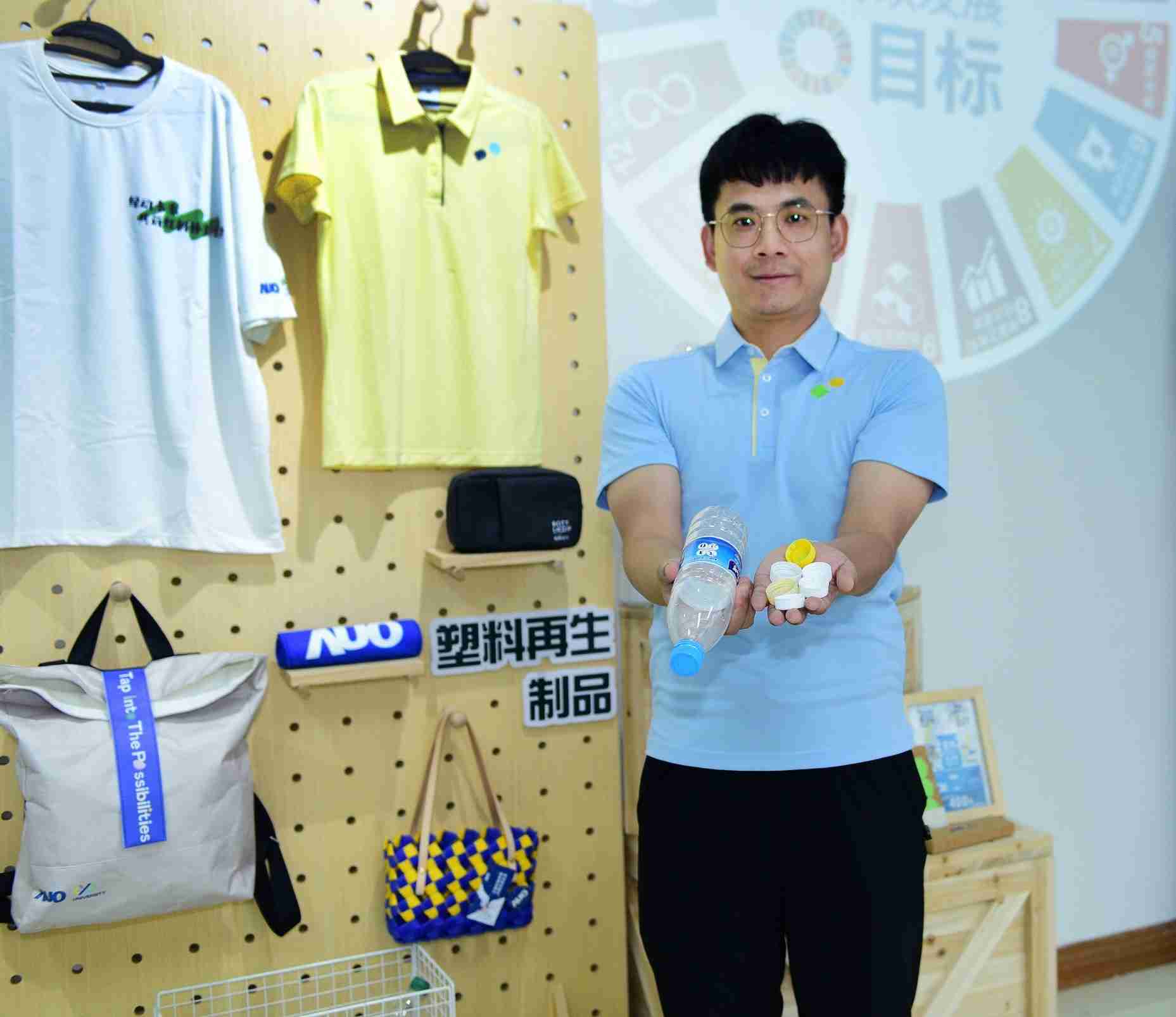 「2024智慧冰球突破展」永续发展馆中，，，，展示冰球突破厦门驱动永续发展之成果，，，包含将厂内废弃物再制为实用物品，，，，将永续发展理念深植于员工生活日常实践