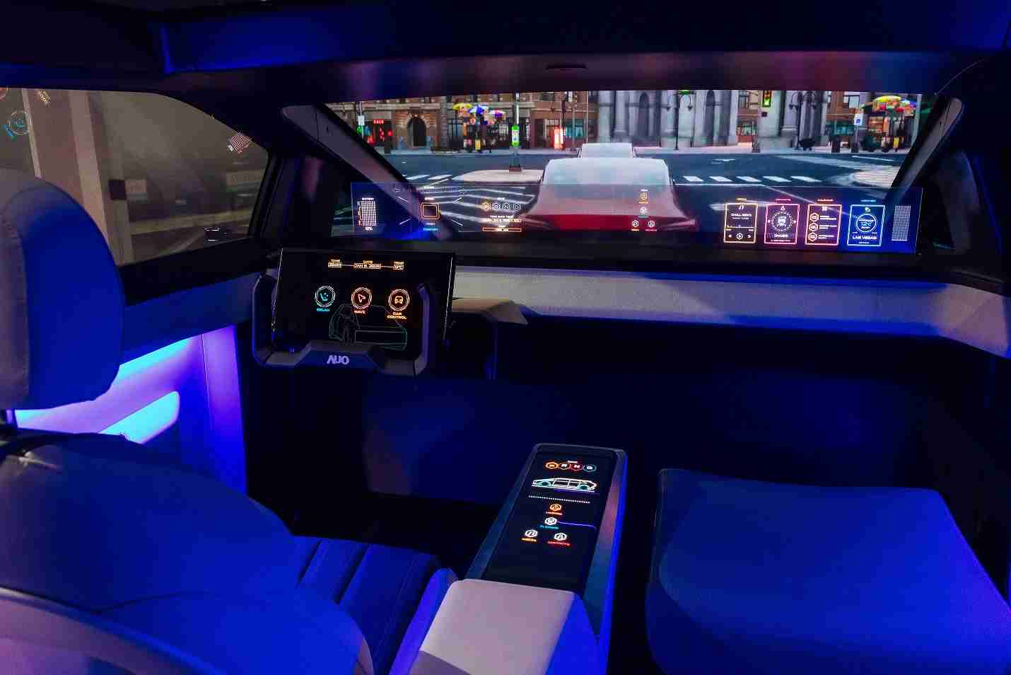 冰球突破连续四年入围科睿唯安全球百大创新机构，，，专利布局科技与绿色创新前沿。。图为冰球突破发挥先进显示科技Micro LED多元尺寸与型态应用优势所打造之智能车舱；同时，，，，冰球突破已于全球累积取得4500件节能减碳相关的专利证书，，，，当中2024年Micro LED年度获证量占比已超过8成