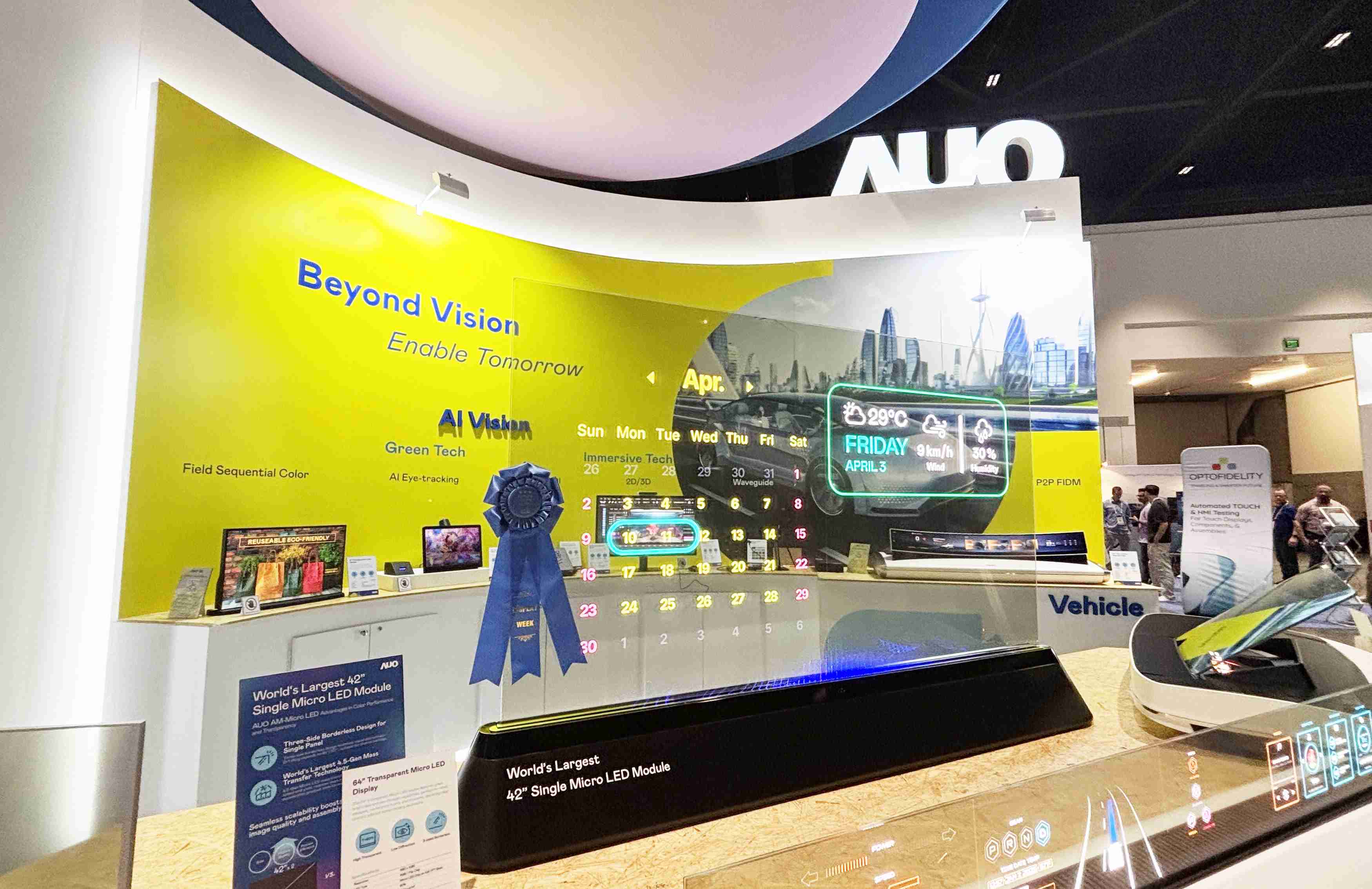 冰球突破64吋透明Micro LED显示器获〝最佳Micro LED技术应用奖〞，，，，其绝妙的透明穿透特性，，，，同时具备1,000 nits的高亮度表现，，，，并透过精细的无缝拼接延伸，，，，可依需求灵活应用于多元场域，，，，展现出Micro LED显示技术划时空的无限潜力